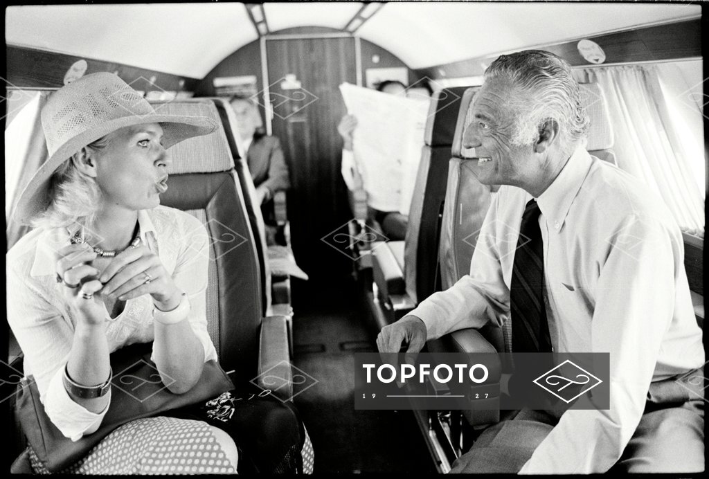 By plane from Rome to Corsica Gianni Agnelli in conversation with Stern journalist Birgit Kraatz in 1975. 