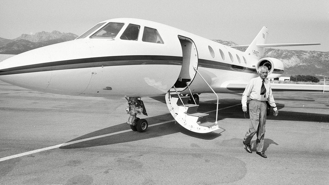 Gianni Agnelli getting off his plane. 