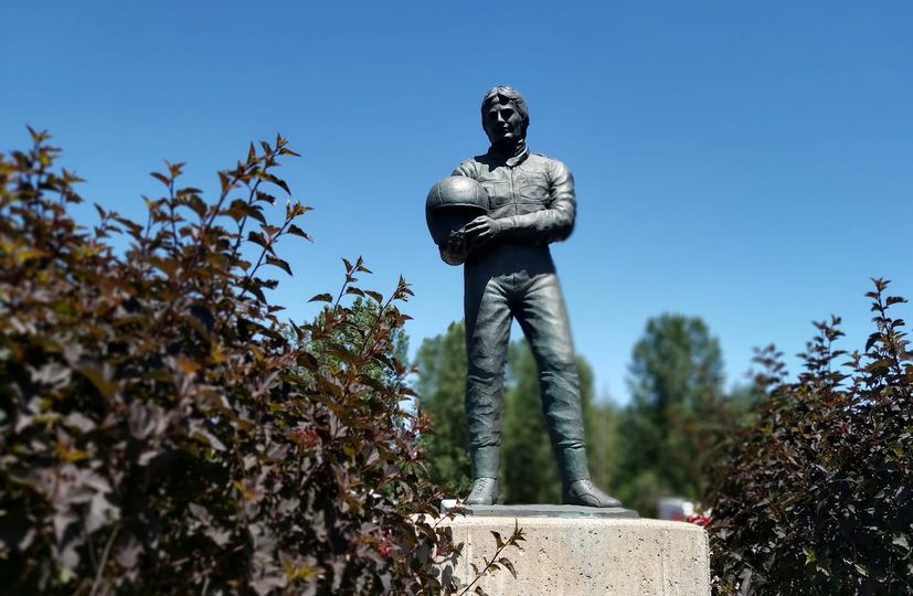 In Berthierville a museum dedicated to Gilles Villeneuve was opened in 1992 and a lifelike statue stands in a nearby park which was also named in his honour.