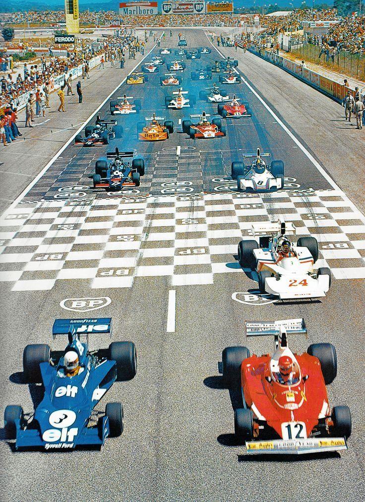 The start of the 1975 French Grand Prix, held at Paul Ricard. 