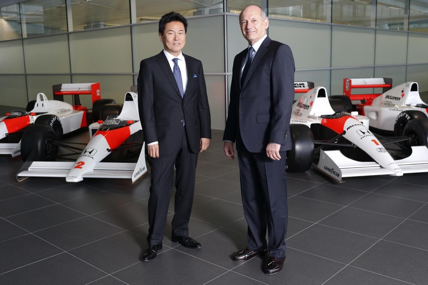 Yasuhisa Arai, Honda's chief motorsport officer and McLaren CEO Ron Dennis, with vintage McLaren-Honda F1 cars. 