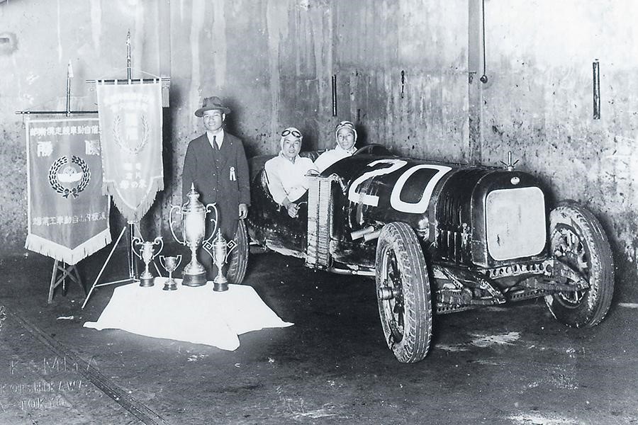 After winning the Fifth Japan Motor Car Championship in November, 1924 with the Curtiss-powered car. On the left is Yuzo Sakakibara (the proprietor of Art Shokai), to the right is the driver, Shinichi Sakakibara and in the middle is the riding mechanic, young Soichiro Honda.