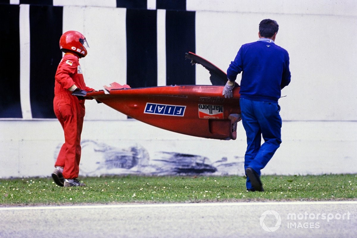 Marshals carry away the rear bodywork of Gerhard Berger’s Ferrari 640 after a crash. 