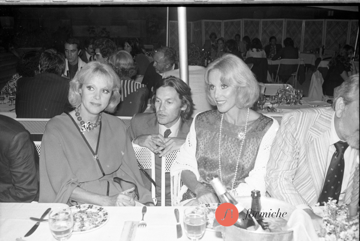 Alice and Ellen Kessler with Helmut Berger in 1980.