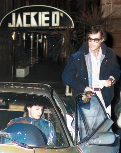 Franco Califano, the popular ‘Califfo’ (Caliph), in front of the Jackie O’.