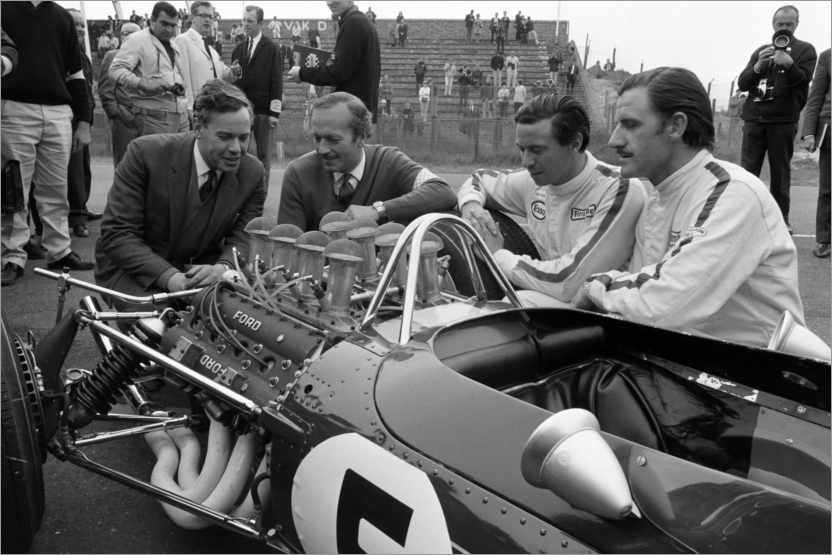 Hill with Colin Chapman and Jim Clark.