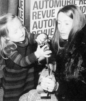 On March 10, 1971, at the Geneva Motor Show, Nina Rindt and little Natasha, daughter of Jochen, receive the 