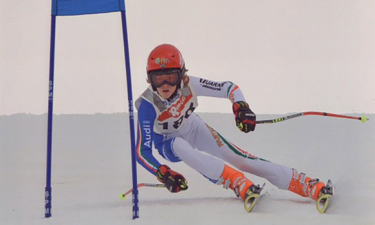 A young Jannik Sinner in action on skis during a giant slalom.