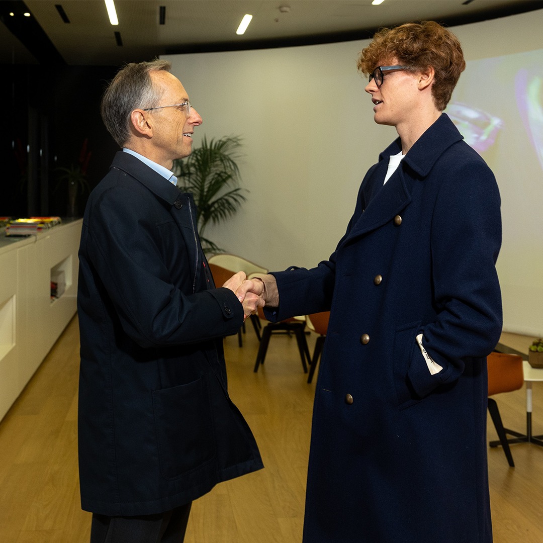 Jannik Sinner in Maranello with Benedetto Vigna.