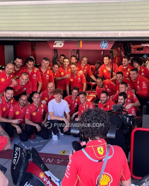 Jannik Sinner with the Ferrari team in Abu Dhabi.