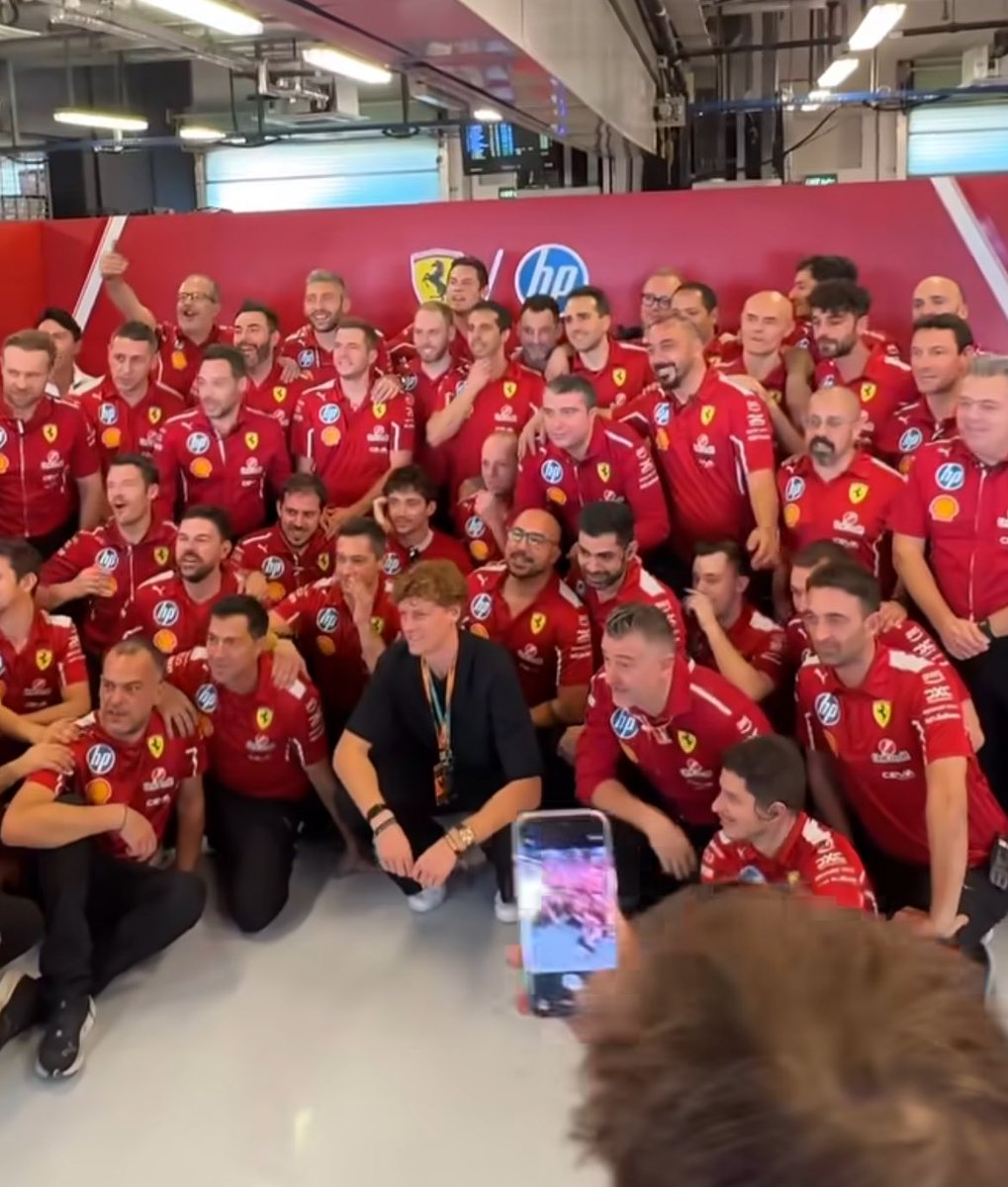 Jannik Sinner with the Ferrari team in Abu Dhabi.