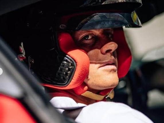 Jannik Sinner with a helmet.