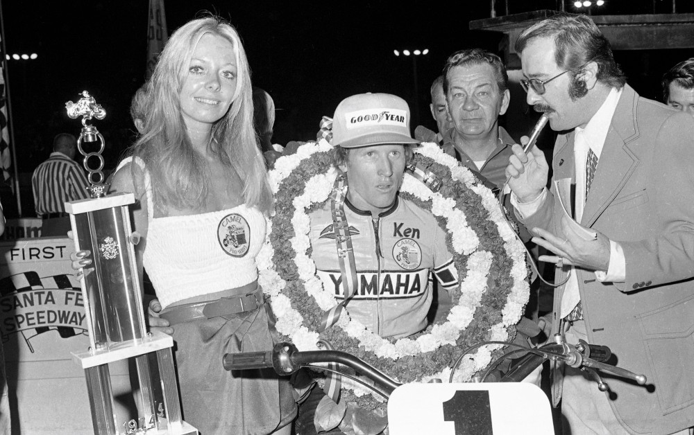 Kenny Roberts won the ‘Santa Fe Speedway short track national’ in 1974 aboard a 360. Camel’s Lynn Griffis is the trophy girl. 