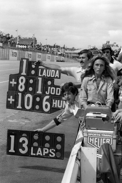The Ferrari team hold out a pit board for race winner Niki Lauda (AUT) with 13 laps of the race remaining. South African Grand Prix, Kyalami, South Africa, 05 March 1977.
