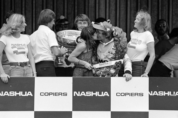 Rene Arnoux kisses his girlfriend at the 1980 Kyalami GP.