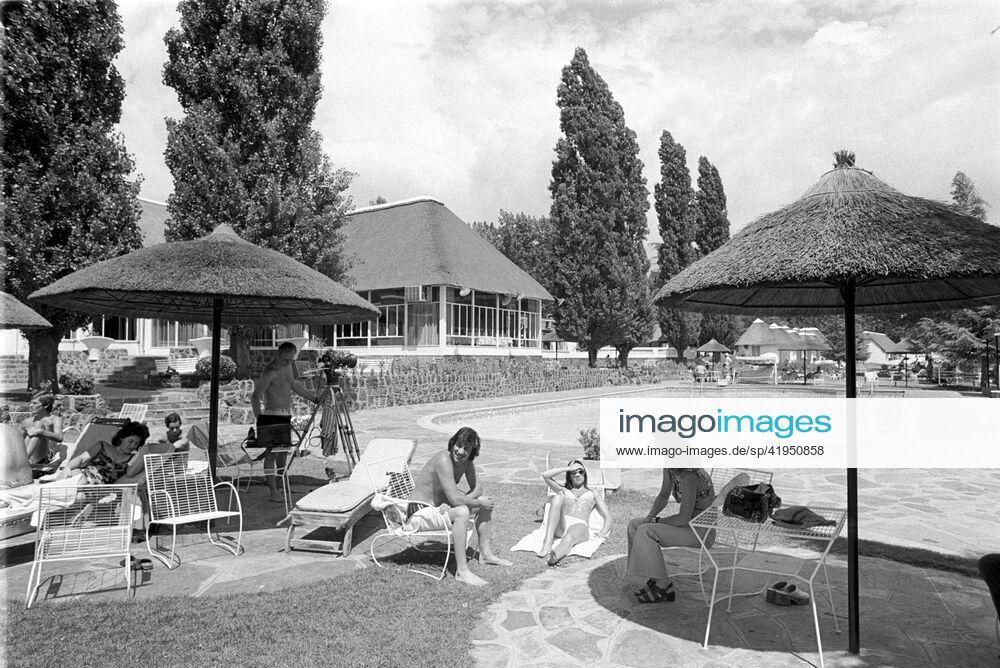 Relaxing by the pool at the Kyalami Ranch hotel close to the circuit of the South African Grand Prix. Kyalami, 3 March 1973. 