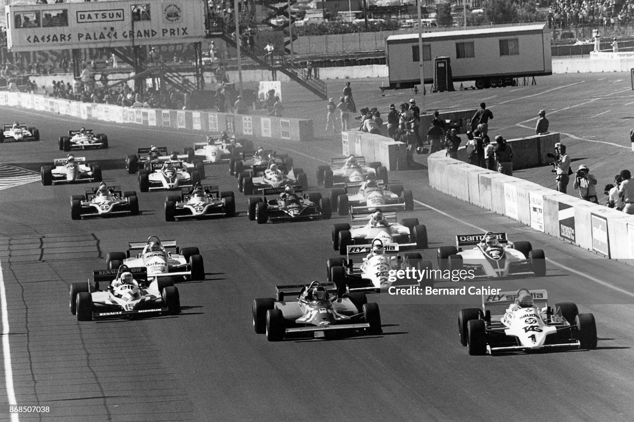 Alan Jones, Gilles Villeneuve, Alain Prost, Williams-Ford FW07C, Ferrari 126CK, Renault RE30, Grand Prix of Caesars Palace, Caesars Palace, Las Vegas, 17 October 1981. 