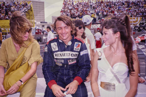 Rene Arnoux sitting with unidentified women in the pits on 25 September 1982. 