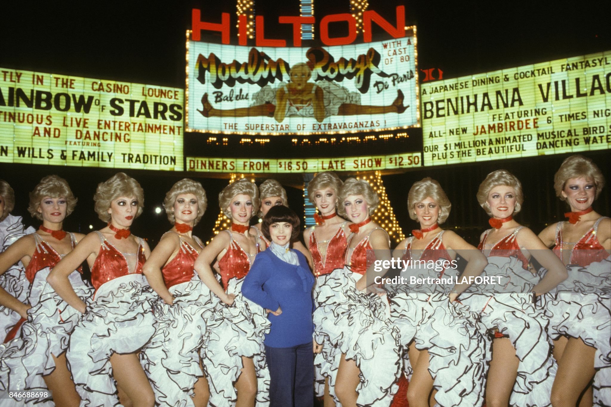 Mireille Mathieu and the girls from the Moulin Rouge on 14 November 1982 in Las Vegas, United States. 