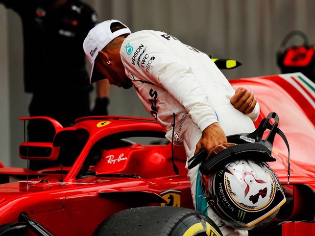 Lewis Hamilton, Mercedes, 'controls' a Ferrari.