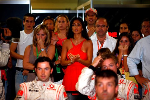 Nicole Scherzinger, girlfriend of Lewis Hamilton, leads the prayers for the right result for his friends and family in the McLaren garage at Interlagos in Sao Paulo, Brazil, on 02 October 2008. 