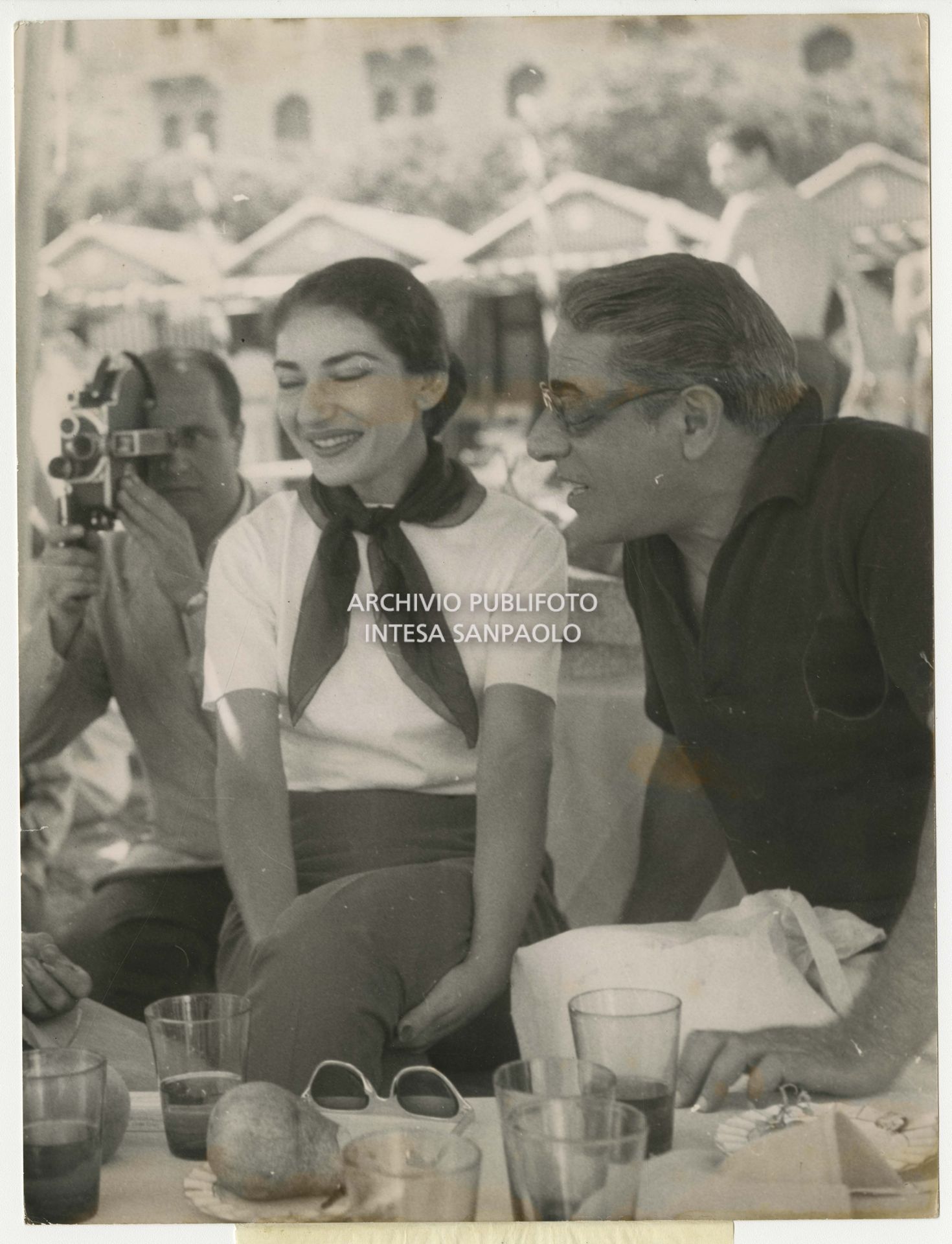 Maria Callas with Aristotle Onassis on the Excelsior beach at the Venice Lido, during a reception hosted by Countess Natalia Volpi in September 1957. 