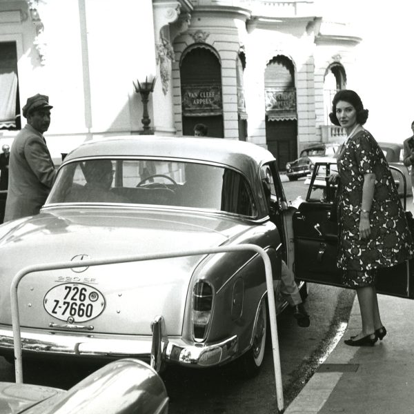 Maria Callas takes a taxi.