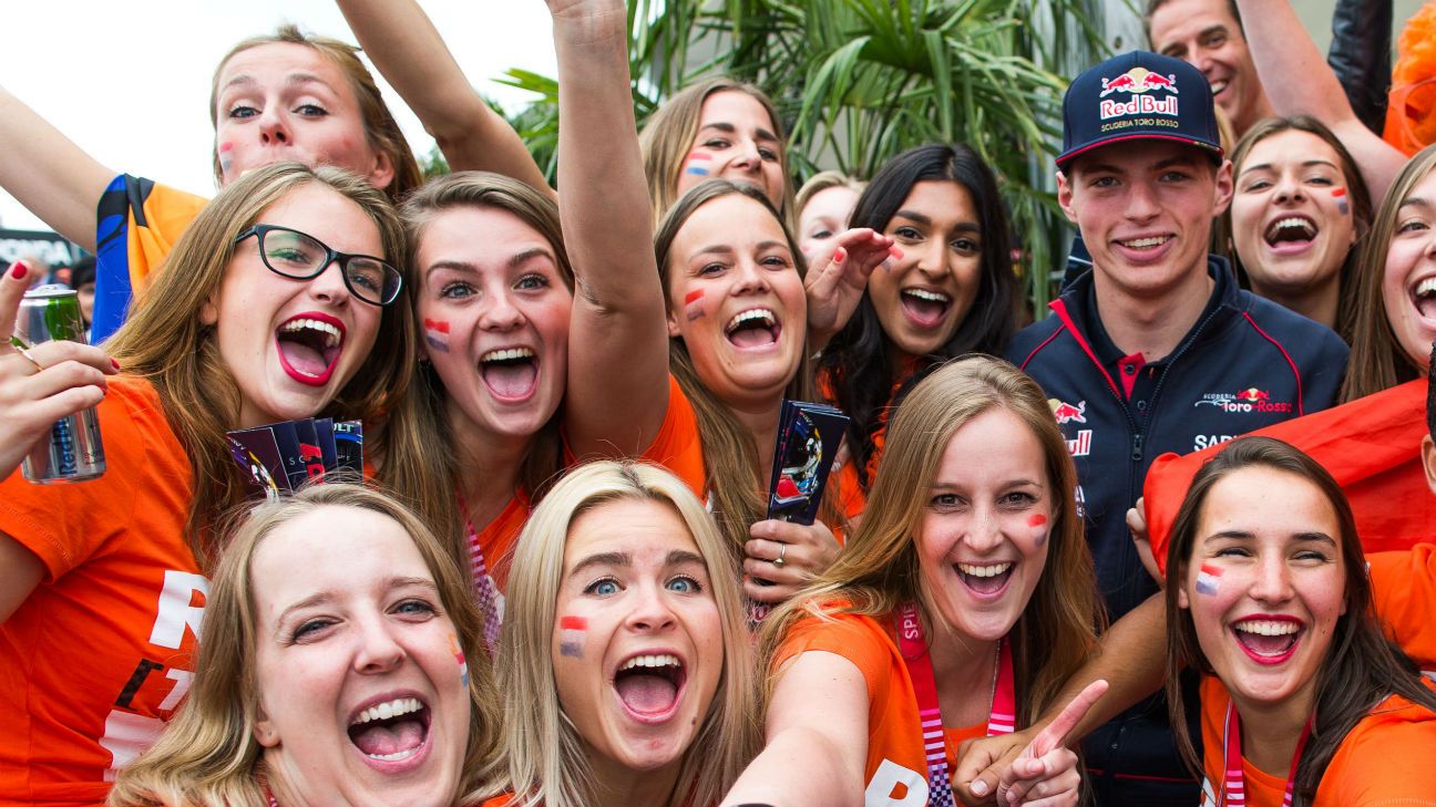 Max Verstappen with his female fans.