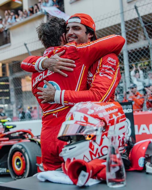 Carlos Sainz hugs Charles Leclerc after his victory at Monaco on May 26, 2024. The happiness of the Spanish driver for the victory of the colleague is genuine and is one of the most beautiful things of the current F1.