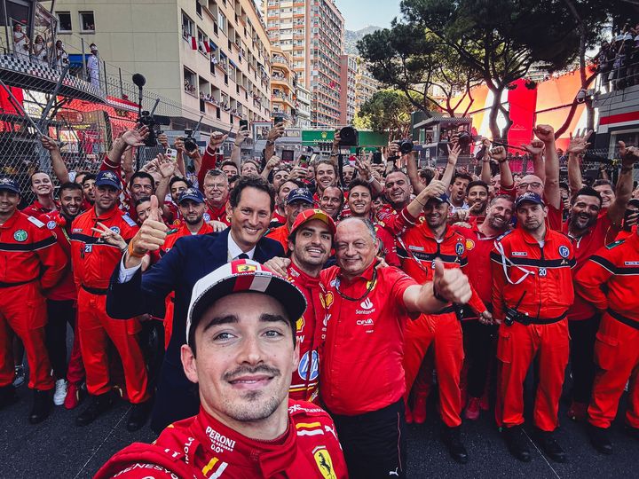 Charles Leclerc takes a selfie with John Elkann, Carlos Sainz, Frédéric Vasseur and the entire Ferrari team after the victory in Monaco.