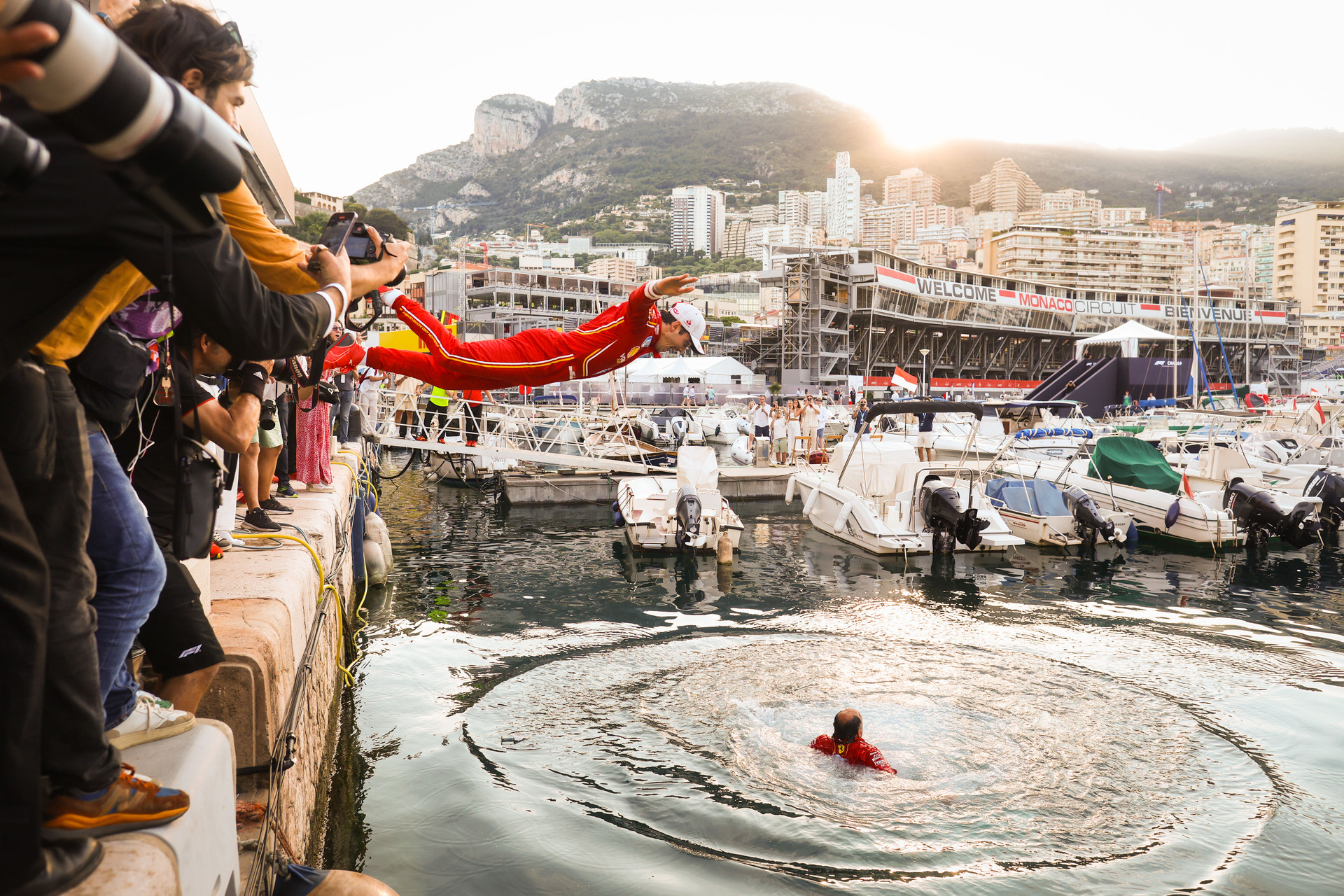 Charles Leclerc dives into the sea in the port of Monaco, reaching Frédéric Vasseur who he had previously pushed into the sea.