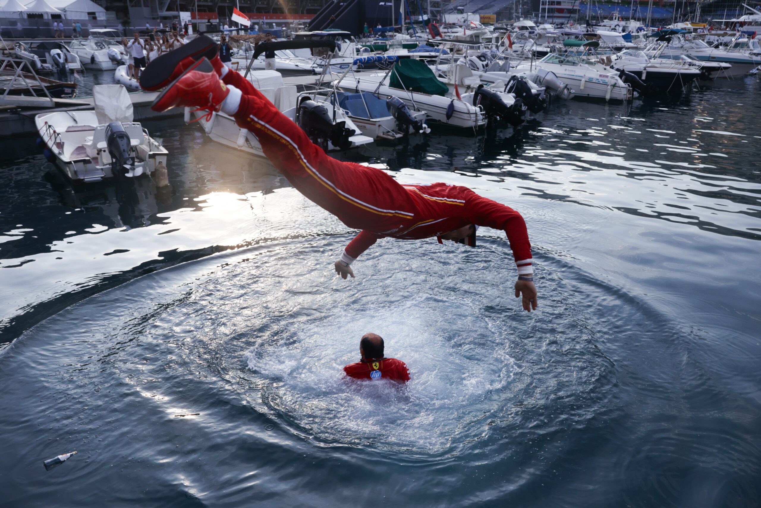 Charles Leclerc dives into the sea in the port of Monaco, reaching Frédéric Vasseur who he had previously pushed into the sea.