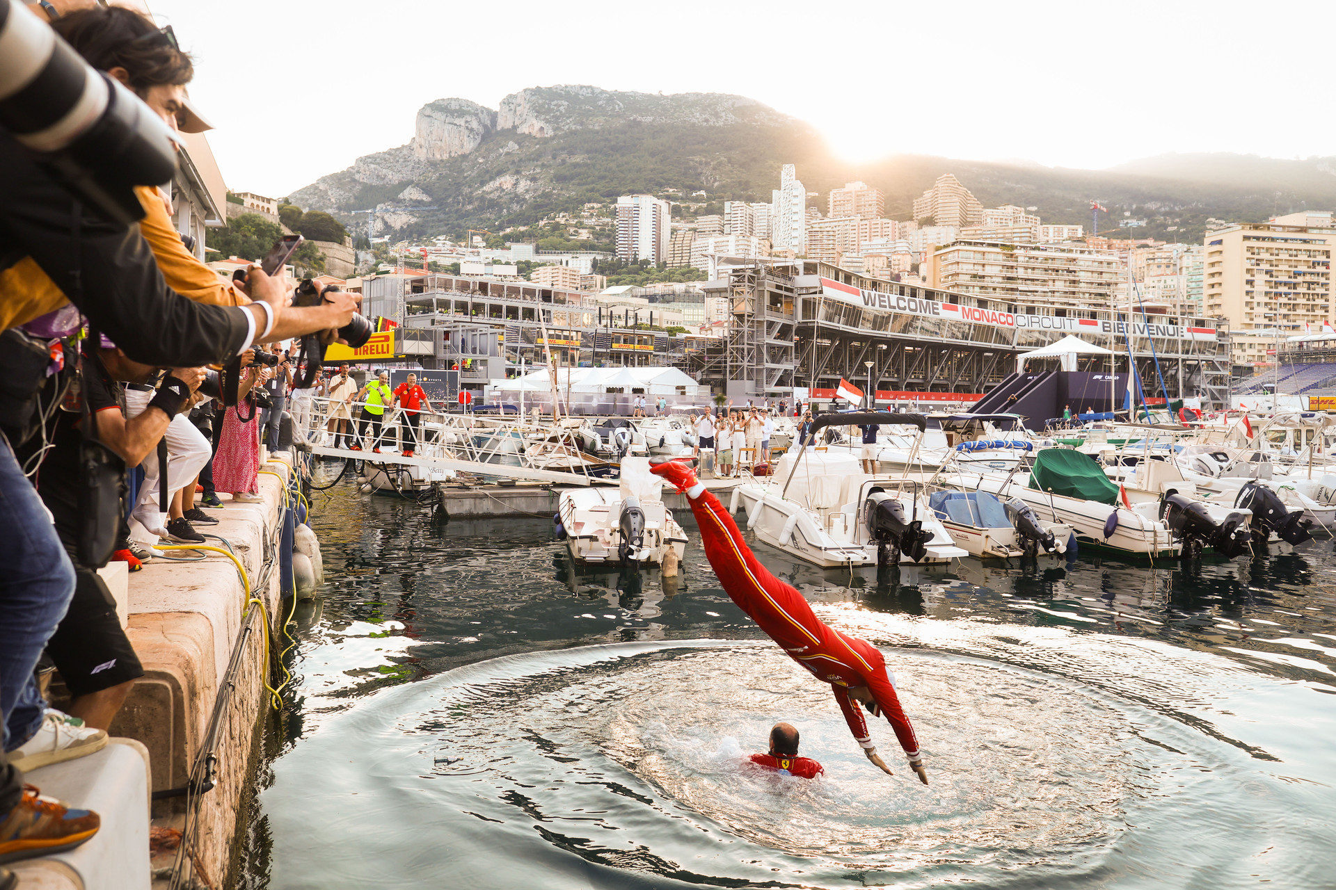 Charles Leclerc dives into the sea in the port of Monaco, reaching Frédéric Vasseur who he had previously pushed into the sea.