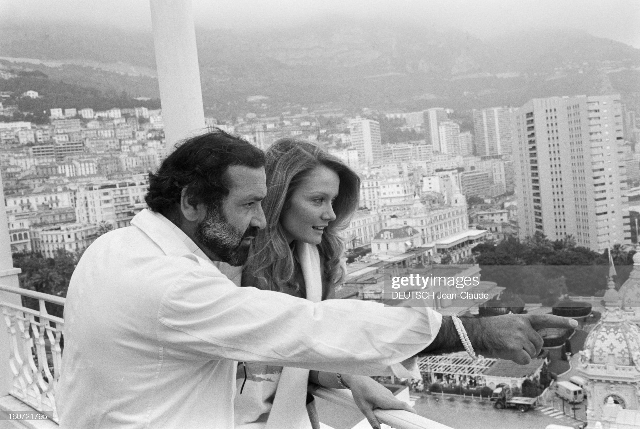 On May 18, 1980, during the Monaco Formula 1 Grand Prix, Jean Yanne and Mimi Coutelier on a terrace, watch the race.