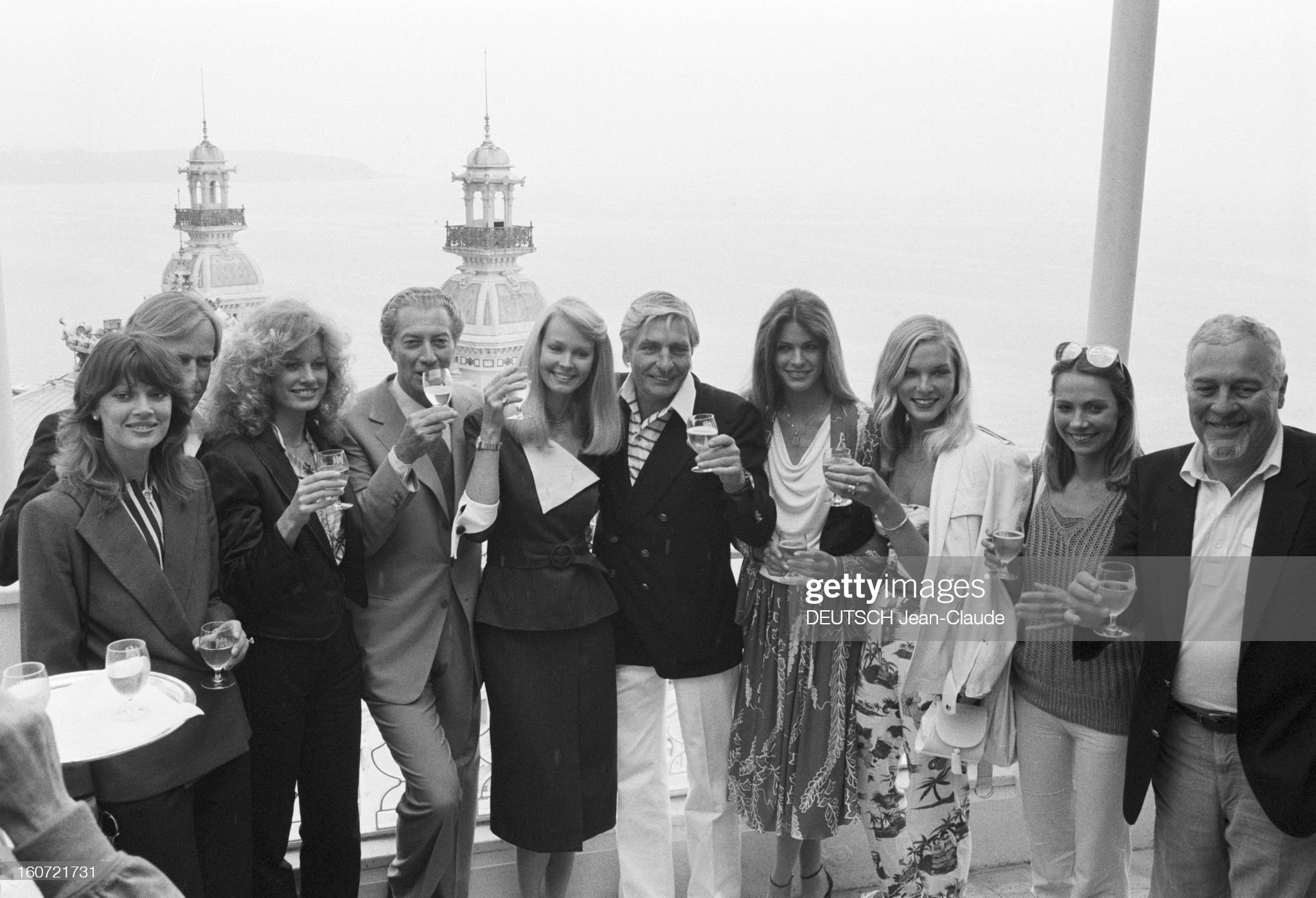 May 18, 1980, at the reception of Fred Chandon during the Monaco Formula 1 Grand Prix, from left to right, raising their glasses: an unidentified woman and an unidentified man, Mirja Larsson (Swedish model), the wife of Gunther Sachs, Lisa Klint (childhood friend of Mirja), an unidentified man and American model Kelly Ball, two unidentified women and an unidentified man.