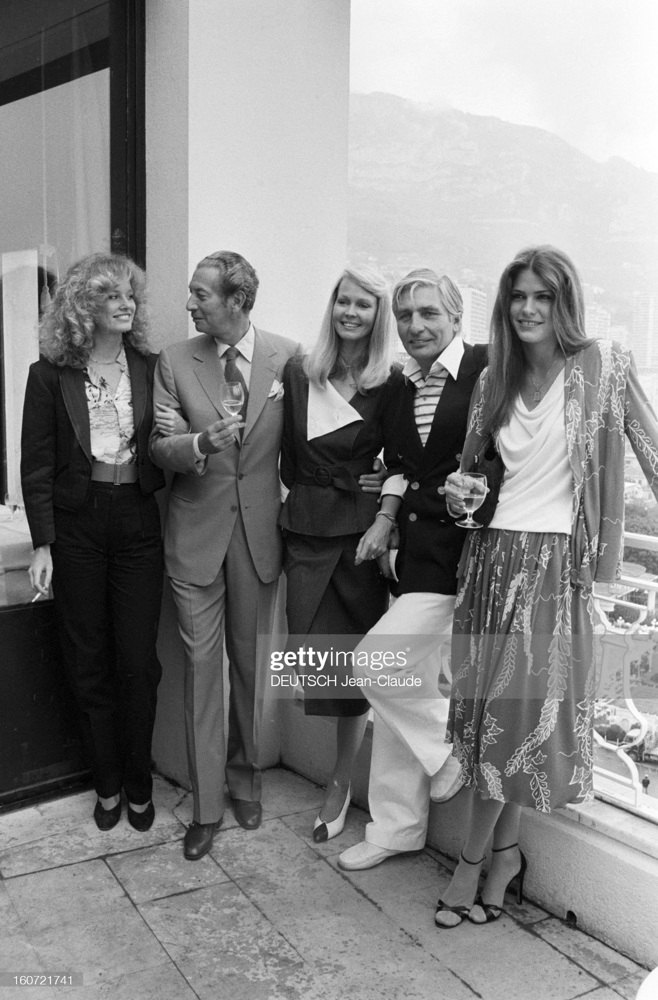 May 18, 1980, at the reception of Fred Chandon during the Monaco Formula 1 Grand Prix, raising their glasses: from left to right a woman with Fred Chandon, Mirja Larsson, Gunther Sachs and another woman.
