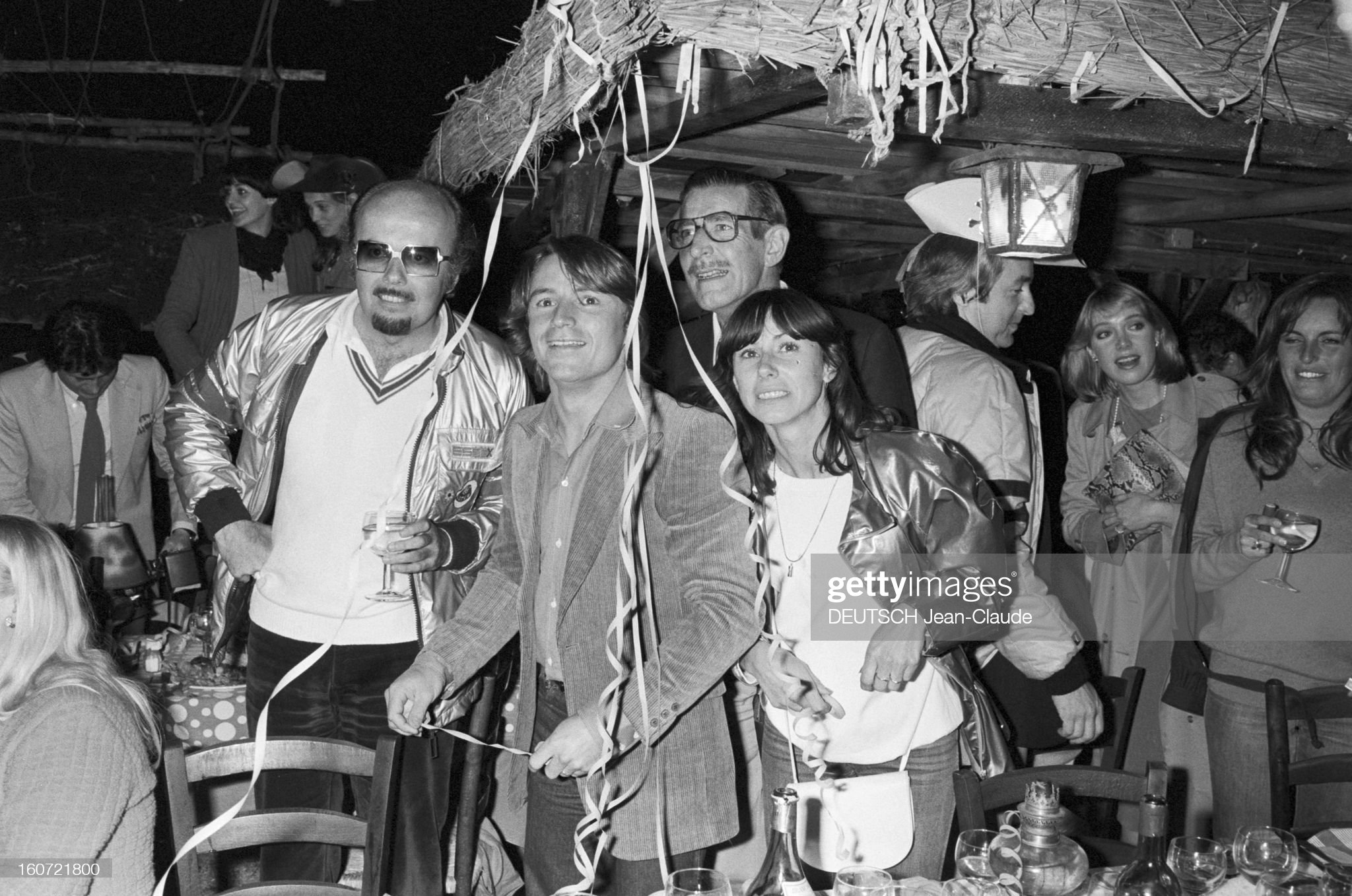 On May 18, 1980, during the Monaco Formula 1 Grand Prix, the industrial stylist David Thieme, with sunglasses and a drink in his hand and René Arnoux with his wife Kelly at a party at the 'New Jimmy's' in Monte-Carlo. 