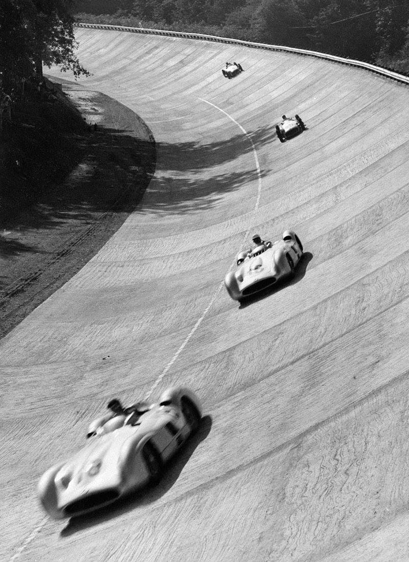 Photo dating back to the 1955 Monza Grand Prix in which the Mercedes-Benz W196 of Juan Manuel Fangio, Stirling Moss, Piero Taruffi and Karl Kling drive along the legendary banking of the Monza track.