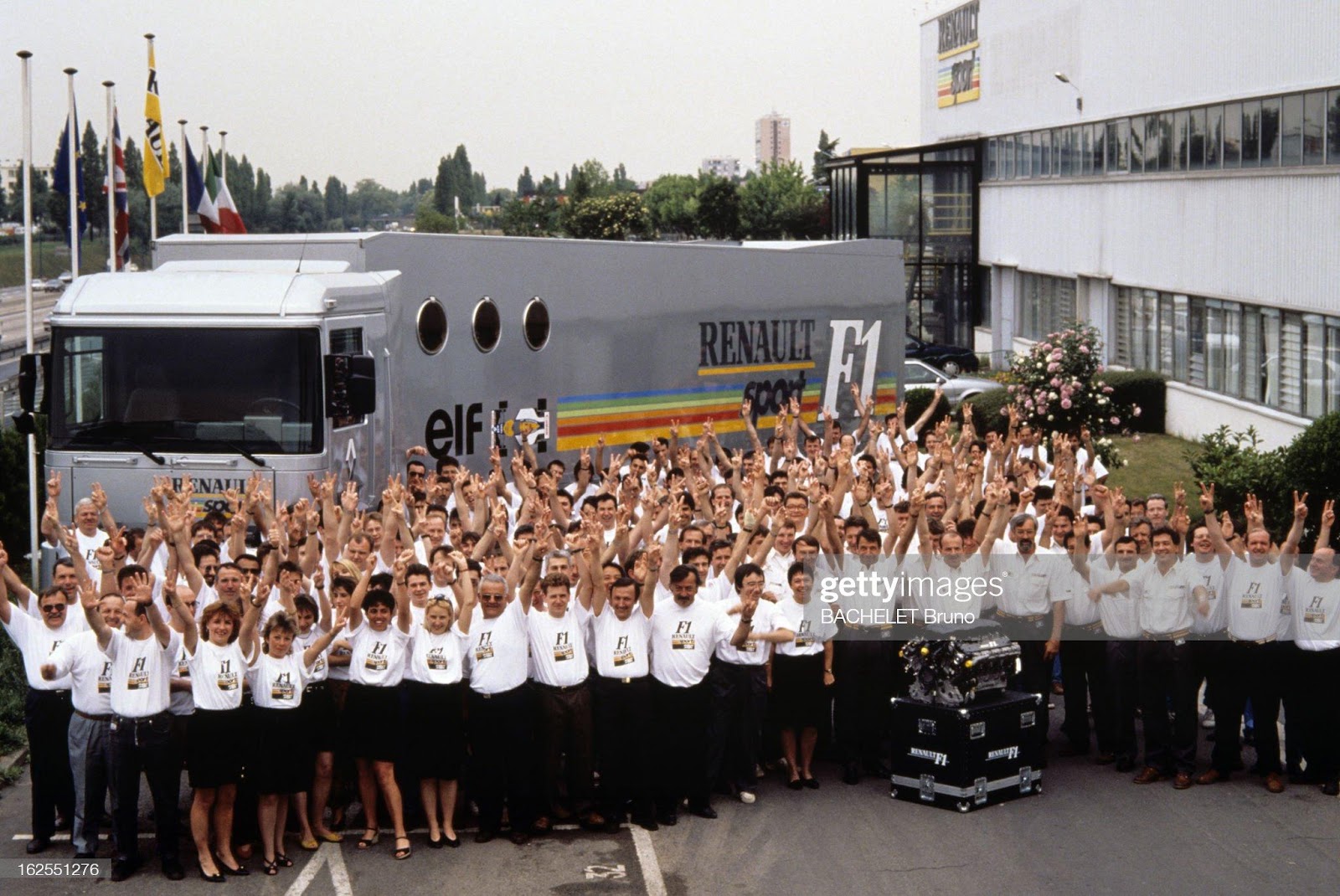 The Williams-Renault Racing Team. In front of the Viry-Châtillon workshop, the entire Renault Sport team posing with their arms raised, making the V for victory. On the ground the atmospheric 3-litre RS 3 engine developed by Bernard Dudot and his Renault Sport team, with which Nigel Mansell became world champion of Formula 1 drivers.