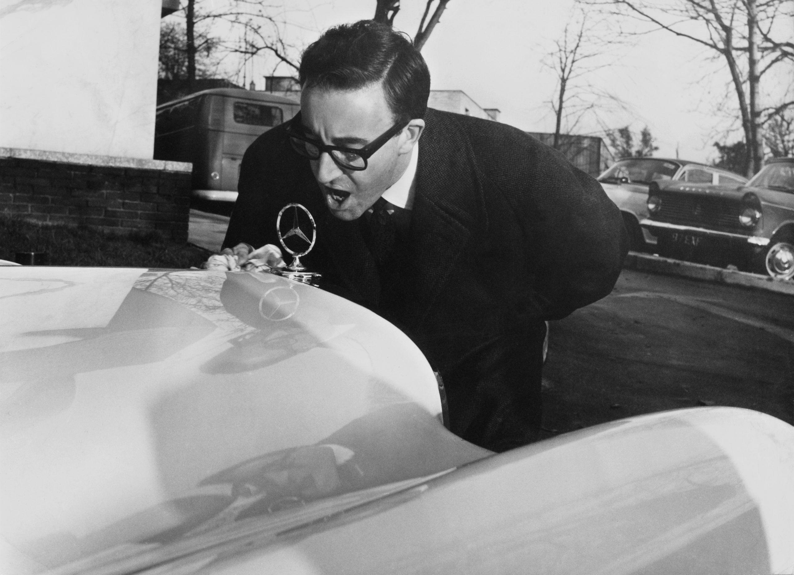 English comic actor Peter Sellers (1925 - 1980) polishes his new Mercedes-Benz 300 SE Cabriolet (aka Mercedes-Benz W112) on 7th November 1962.