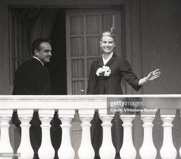 Grace Kelly greets the crowd on 12 April 1956, just after her arrival in Monaco a few days before her wedding with Prince Rainier III.