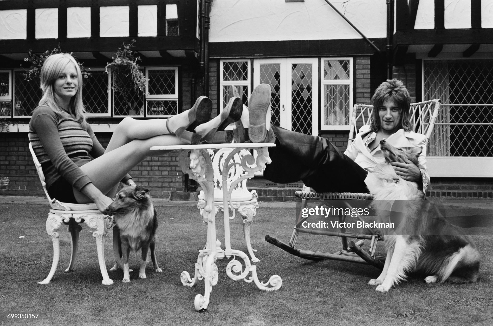 Rod Stewart with his girlfriend, model Dee Harrington, in UK on 12 September 1971. 