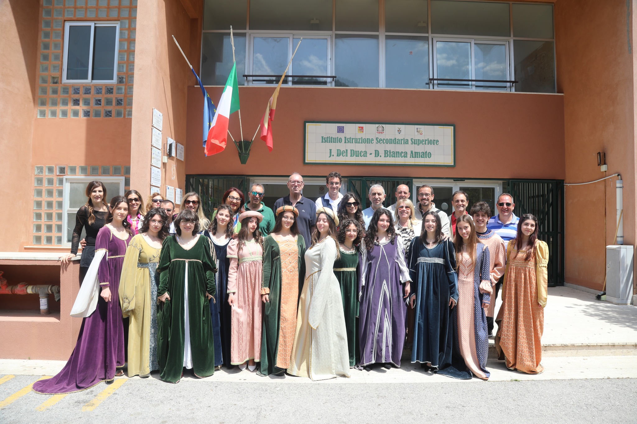 Stop at the 'Jacopo del Duca - Diego Bianca Amato' school.