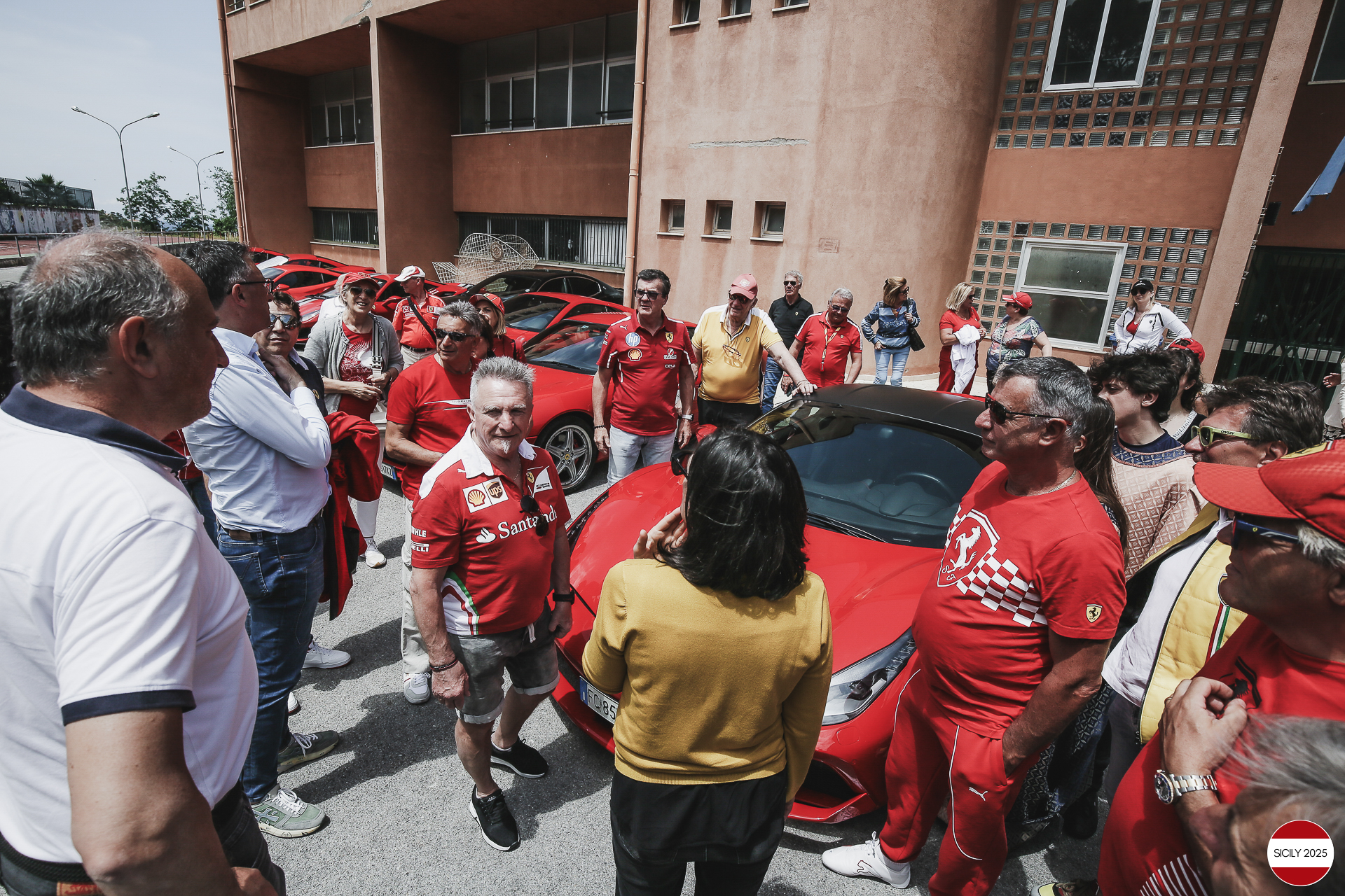Stop at the 'Jacopo del Duca - Diego Bianca Amato' school. 