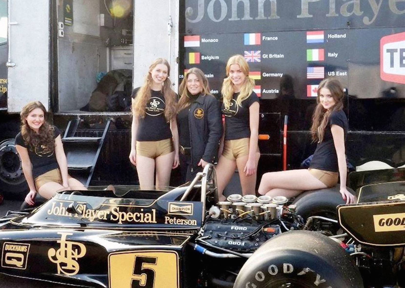 The pits at the 1975 British Grand Prix. Ronnie Peterson is nowhere in sight but that JPS Lotus 72E doesn’t look lonely.