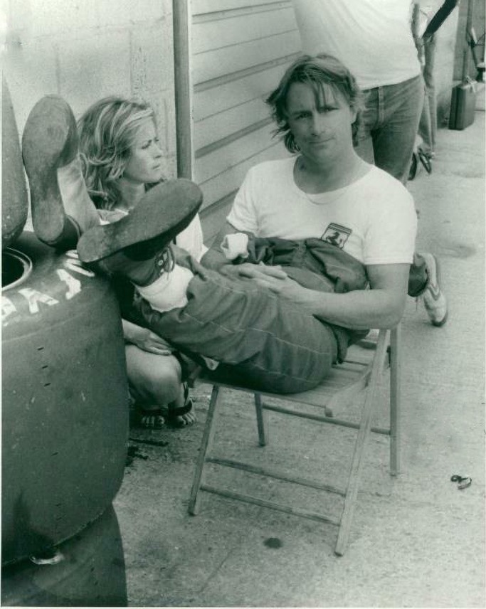 Rene' Arnoux in relax with Pascale before the pole position at Silverstone in 1983.