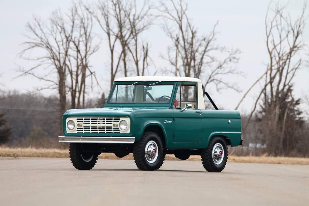 The 1967 Ford Bronco Half Cab was a rare version of the iconic 4X4. Just 2.317 were built, as the overwhelming majority of buyers opted for the more practical wagon body style. Officially called the Bronco Sport Utility Pickup, the motoring public quickly nicknamed it the ‘Half Cab’ and today this is the name that’s almost universally used.