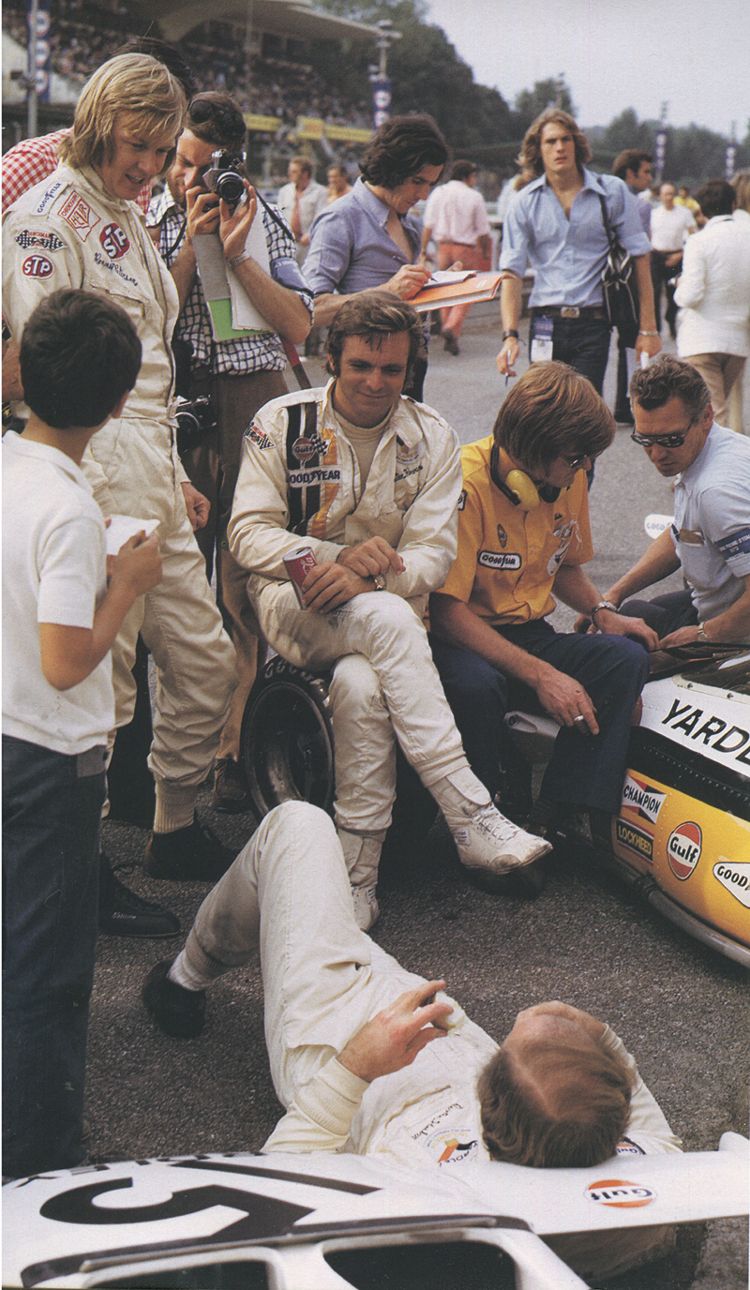 Ronnie Peterson and Peter Revson chatting in the pits in Monza on September 10, 1972.