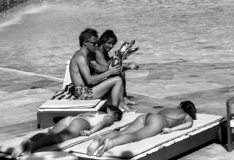 René Arnoux and Stefan Johansson relaxing with two beautiful girls in 1988.