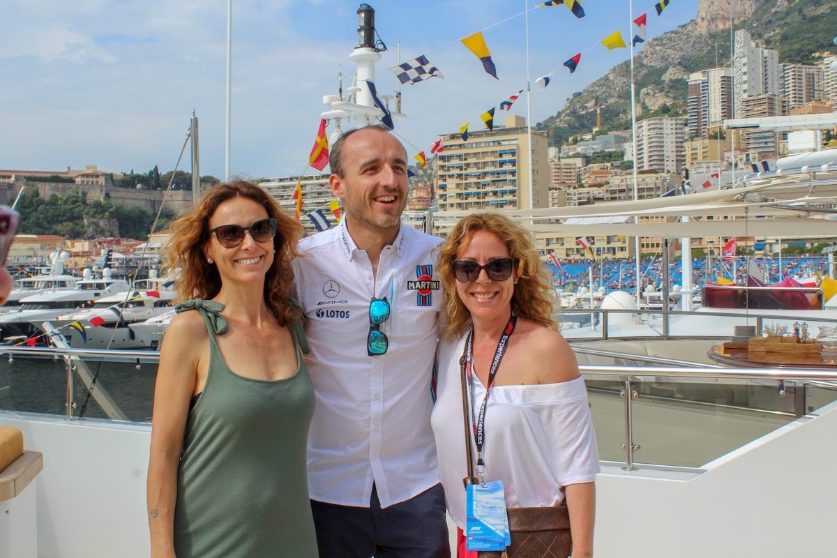 Robert Kubica with two women in Monaco in 2018. 
